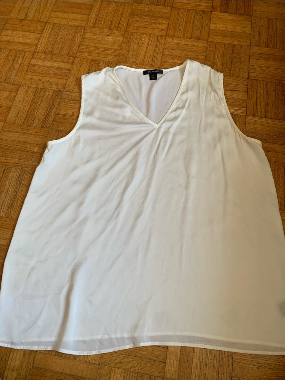 St. John's White V-Neck Sleeveless Blouse